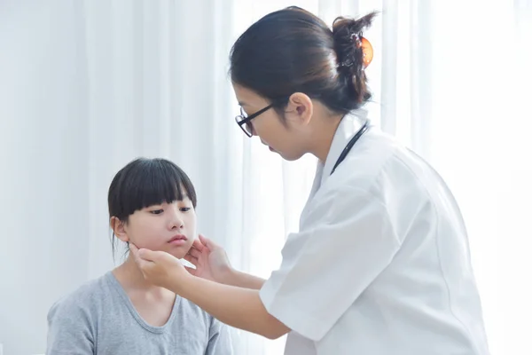 Medico femminile che esamina una bambina . — Foto Stock
