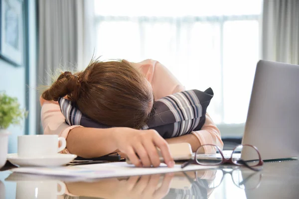 Donna d'affari che dorme sulla scrivania . — Foto Stock