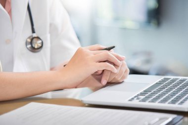 Erkek düşünme ve çalışma doktor.