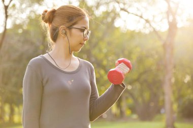 Asyalı kadın halter kaldırma.