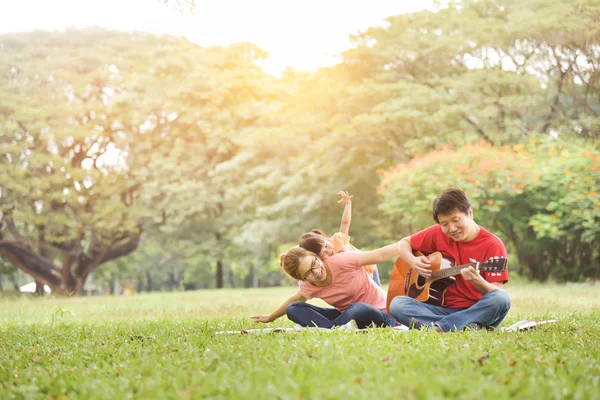 Feliz asiático família ter diversão . — Fotografia de Stock