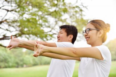 Parkta beyaz gömlek egzersiz mutlu Asya çift. 