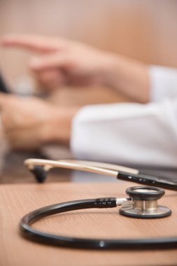 Stetoskop ve ahşap Resepsiyon Panosu'nda kapat. 