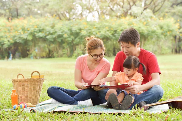 Mutlu Asya aile eğleniyor.