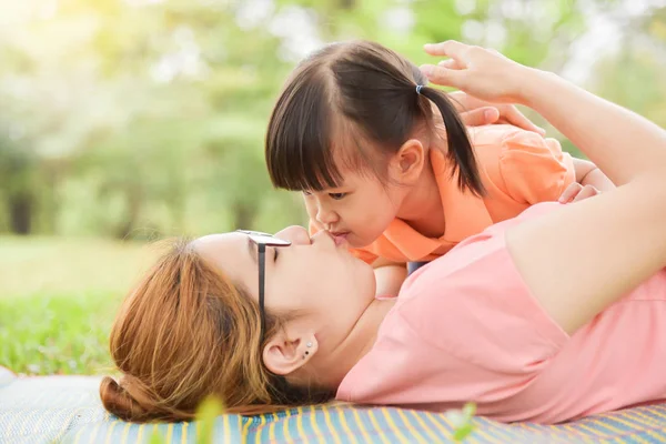 Asiática chico es besos a su joven madre . — Foto de Stock