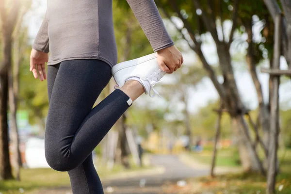 Asian female workout at the park. — Stock Photo, Image