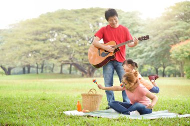 Mutlu Asya aile eğleniyor.