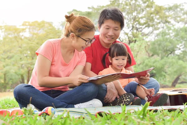 Feliz asiático familia tener divertido . — Foto de Stock