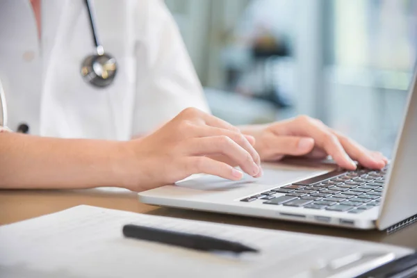 Médico femenino trabajando con portátil . — Foto de Stock