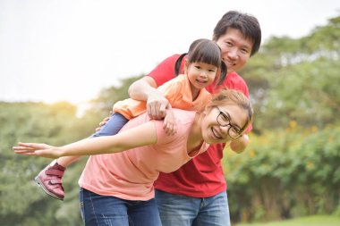 Doğada eğleniyor mutlu Asya aile.