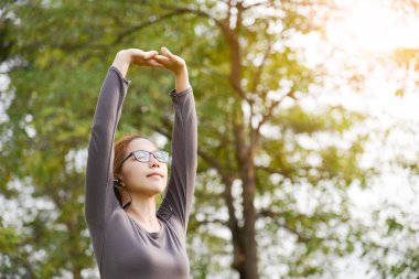 Parkta Asyalı kadın egzersiz. 