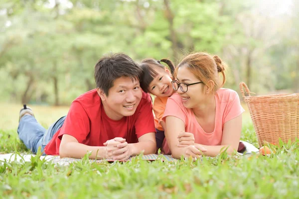 Feliz asiático familia tener divertido . — Foto de Stock