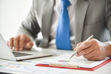 İş adamı iş grafik üzerinde işaret ediyor.