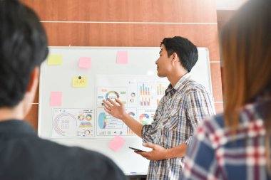 Tasarımcı erkek yeni bir sunu yapma.