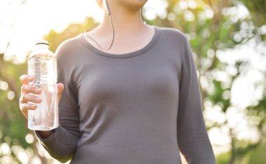 Dinlenme ve içme suyu Asya kadındır.