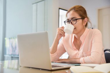 Bir kadının evde online alışveriş yapması.