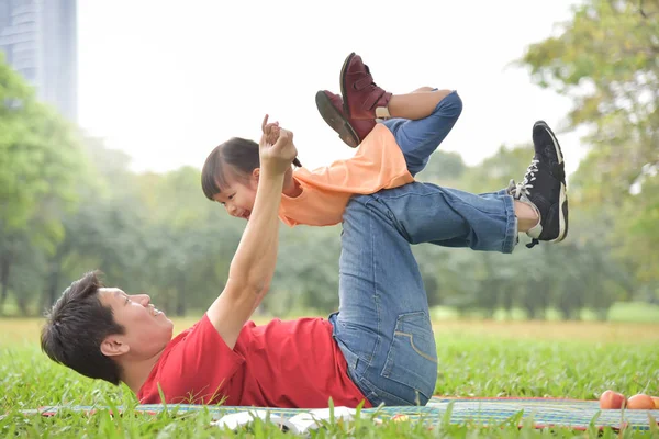 Asiático padre y su hija jugando juntos . — Foto de Stock
