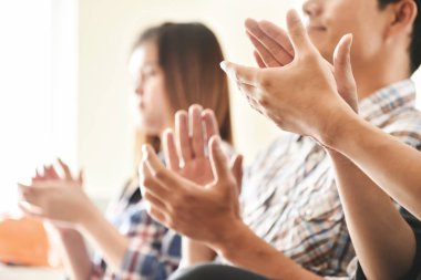 Alkışlar eller Asya iş adamları.