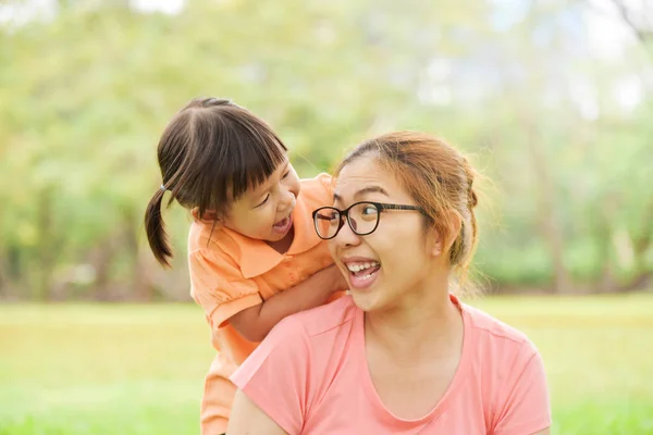 Asiática madre y su hija sonriendo juntos . — Foto de Stock