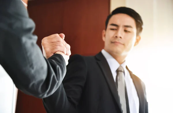 Asian Business people Handshake at meeting. — Stock Photo, Image