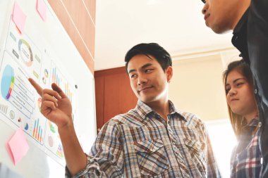 Tasarımcı erkek yeni bir sunu yapma.