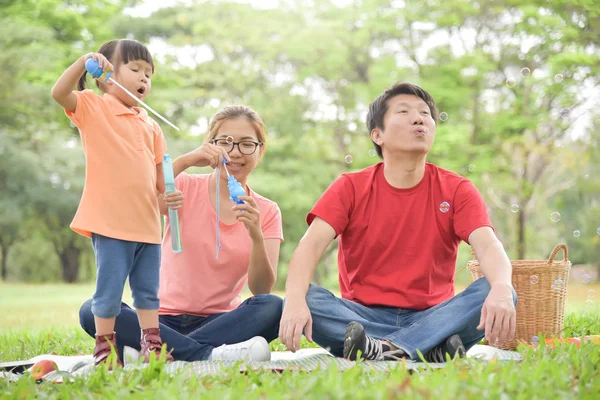 Família asiática estão soprando bolhas de sabão juntos . — Fotografia de Stock