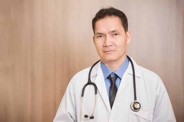 Asiático sénior macho médico es sonriendo . —  Fotos de Stock