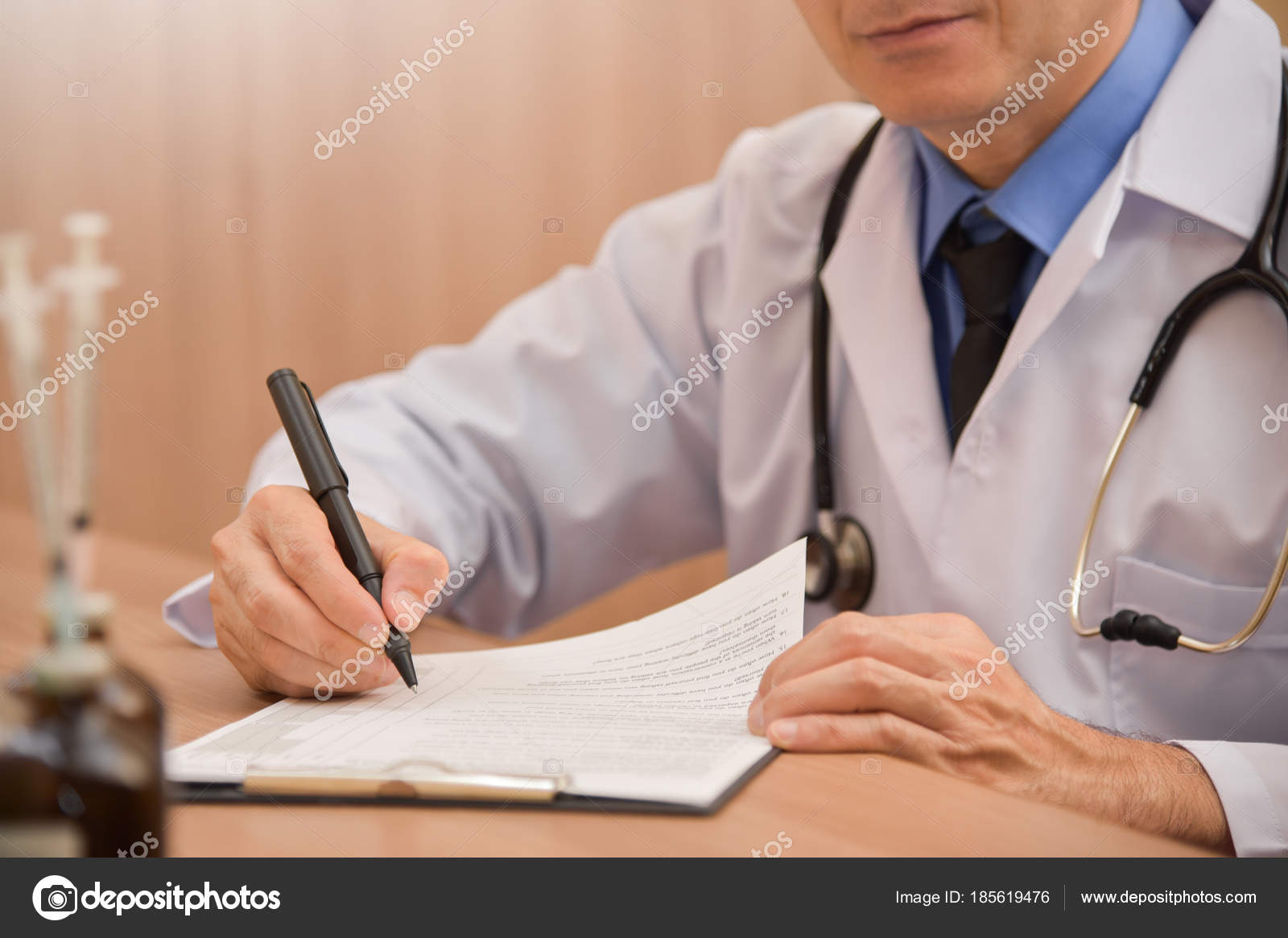 истории написанные врачами. профессия врач. доктор пишет ручкой. медсестра заполняет. появление профессии врач.