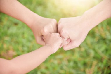 Ailesine katılmak eller birlikte.