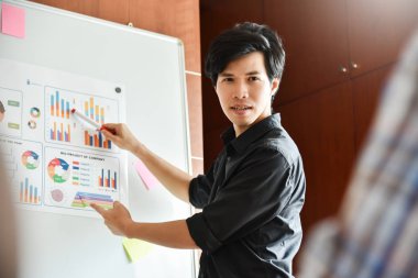 Erkek Tasarımcısı yeni bir sunu yapma.