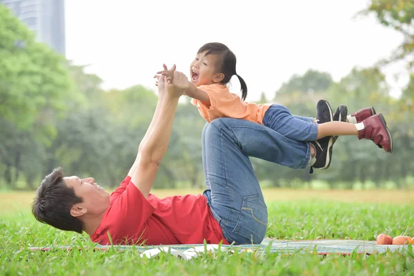 Asiático padre y su hija jugando juntos . — Foto de Stock