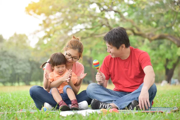 Feliz asiático familia tener divertido . — Foto de Stock