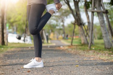 Parkta Asyalı kadın egzersiz. 