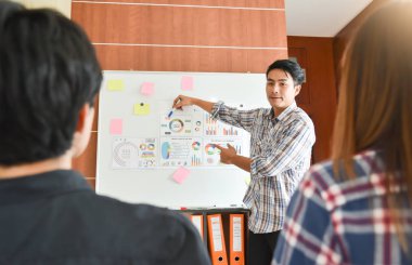 Erkek Tasarımcısı yeni bir sunu yapma.