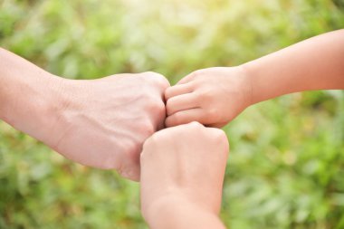 Ailesine katılmak eller birlikte.