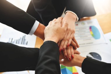 iş yığın elleriyle.