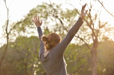 kutluyor mutlu Asyalı kadın.