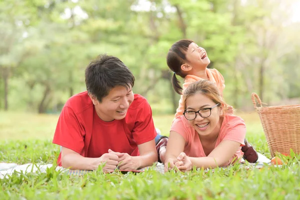 Feliz asiático familia tener divertido . — Foto de Stock