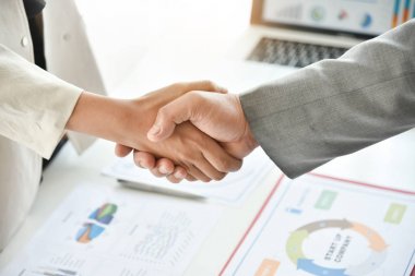 Toplantıda iş el sıkışması.