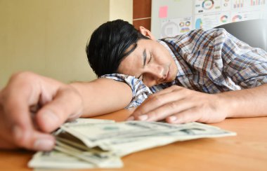 Uyku yorgun Asya iş adamı. 