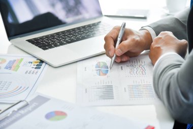 İş adamı iş grafik üzerinde işaret ediyor.