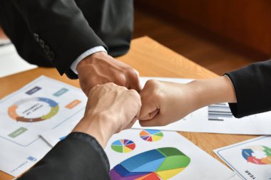 İş adamları bir yumruk yapıyoruz yumru.