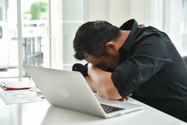 Uomo d'affari stressato sta fallendo . — Foto Stock