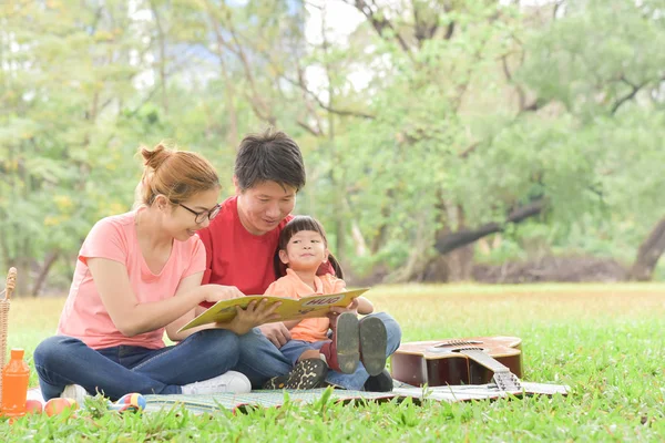 Feliz asiático familia tener divertido . — Foto de Stock