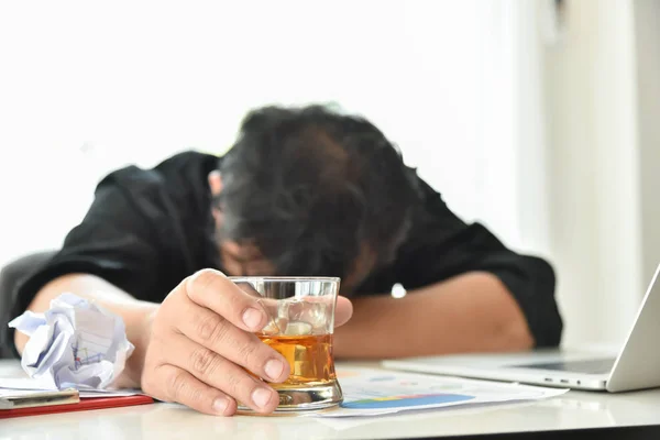 Uomo d'affari alcolizzato sta tenendo bicchiere di whisky . — Foto Stock