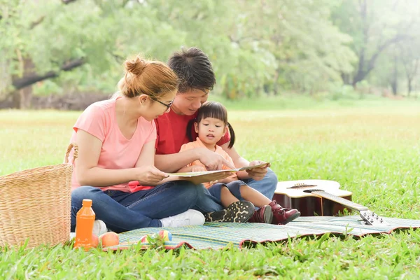 Feliz asiático familia tener divertido . — Foto de Stock