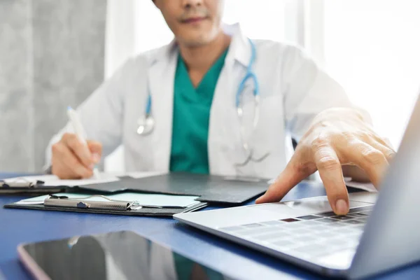 Asiático macho médico está trabajando . — Foto de Stock