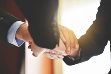 iş yığın elleriyle.