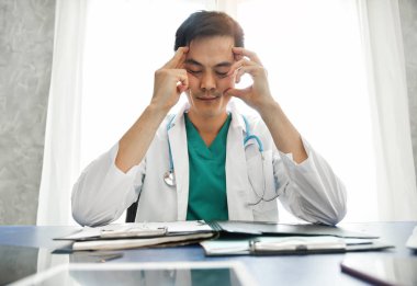Küçük erkek doktor çalışma Asya vurguladı.