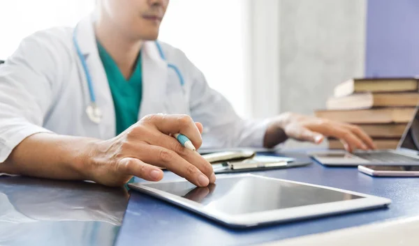 Joven asiático médico masculino está trabajando . — Foto de Stock